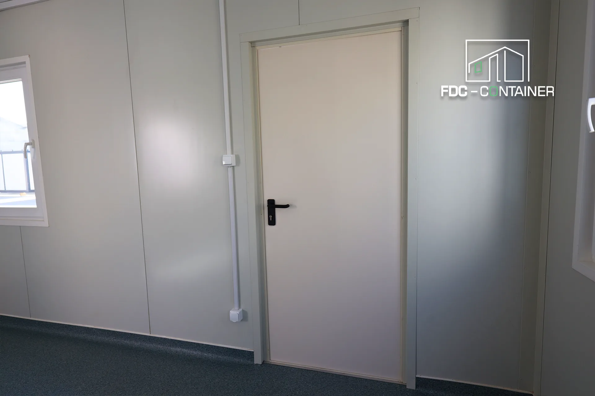 Weiße Innenwand mit Tür und Fenster im Bürocontainer, grauer PVC-Boden – FDC Container Weiße Innenwand mit Tür und Fenster im Bürocontainer, grauer PVC-Boden – FDC Container