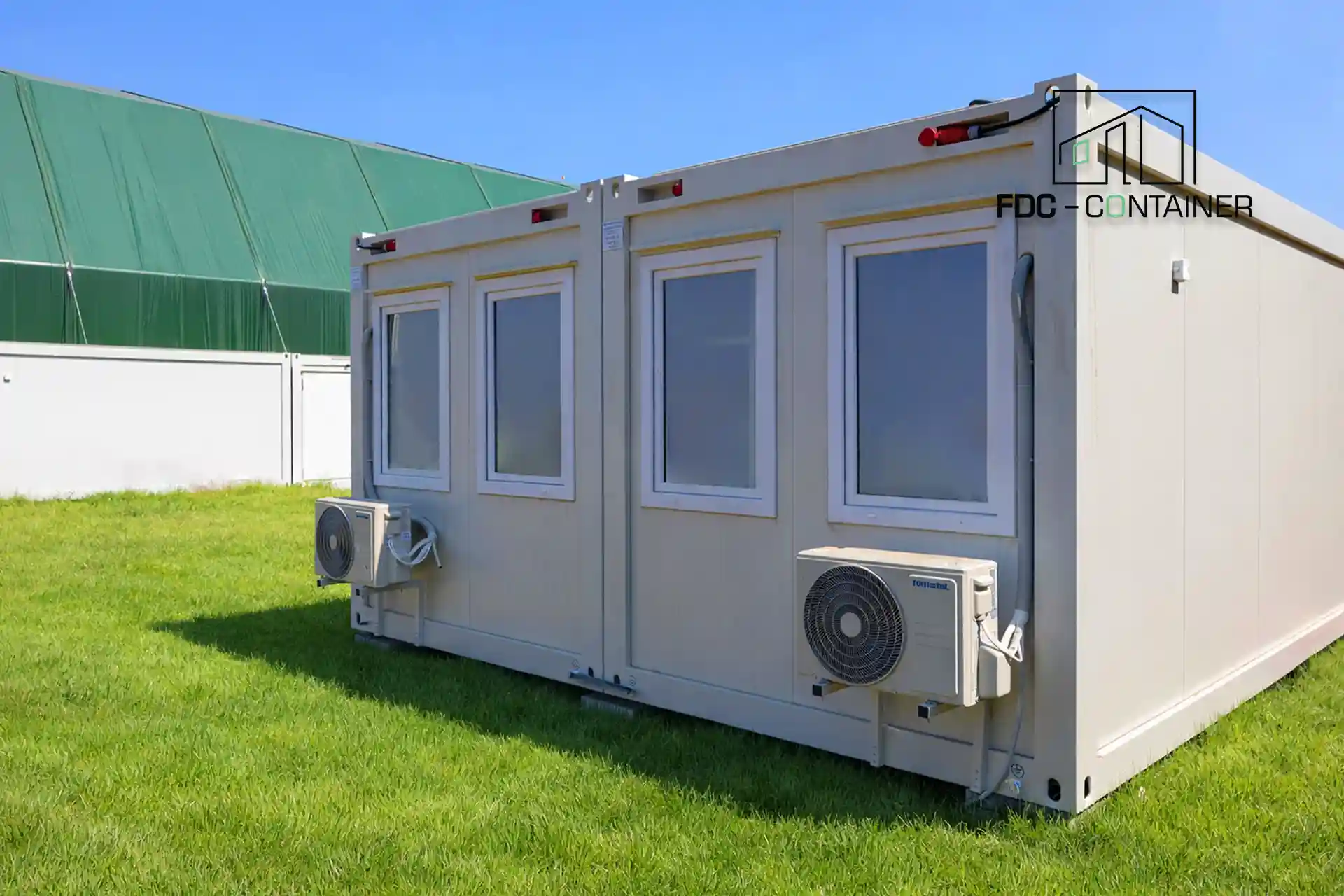Weiße modulare Container mit PVC-Fenstern und an der Außenfassade montierten Klimaanlagen - FDC Container