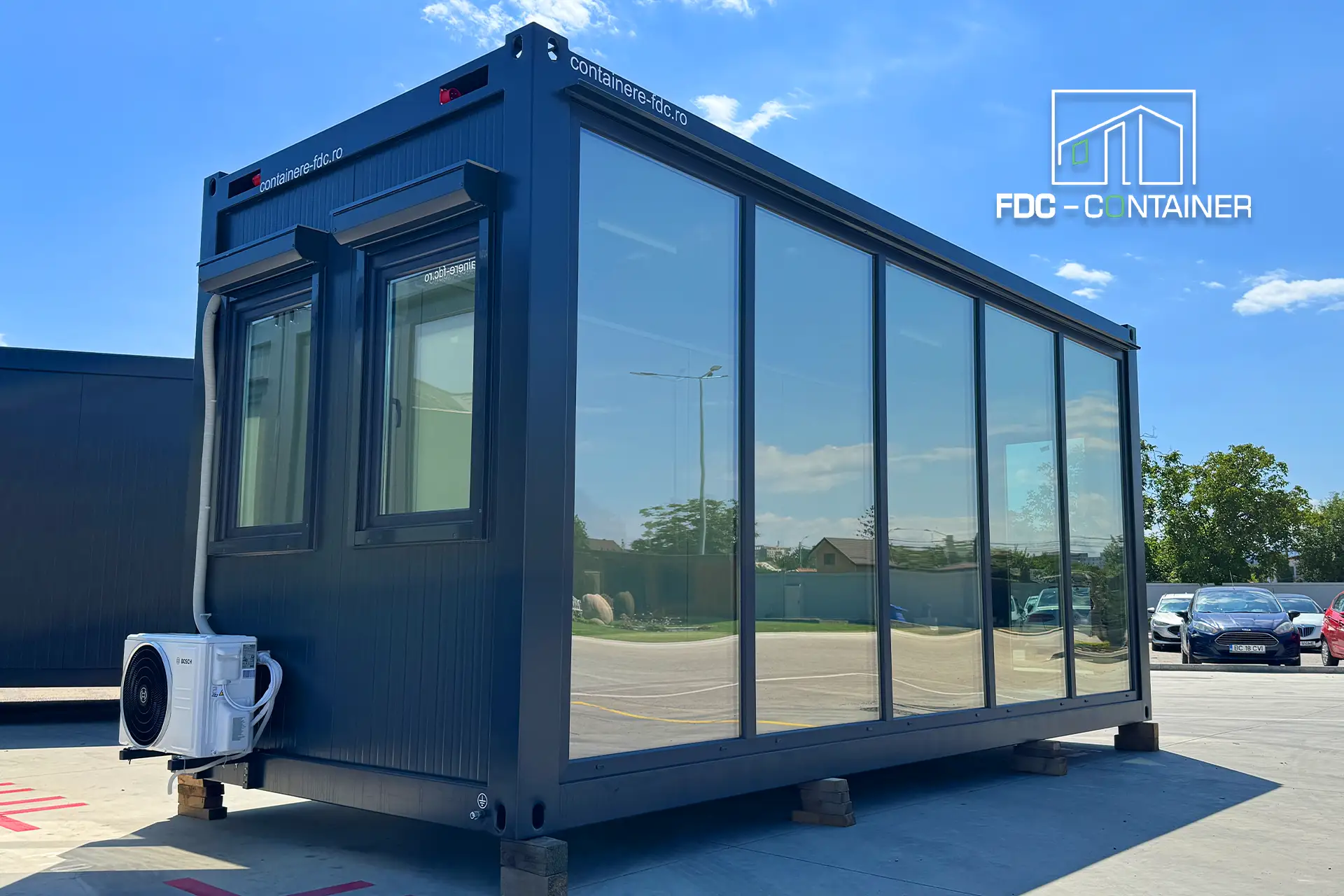 Anlage aus Bürocontainern für das Onboarding, mit großen Fenstern und Außenverkleidung aus Holz - FDC Container