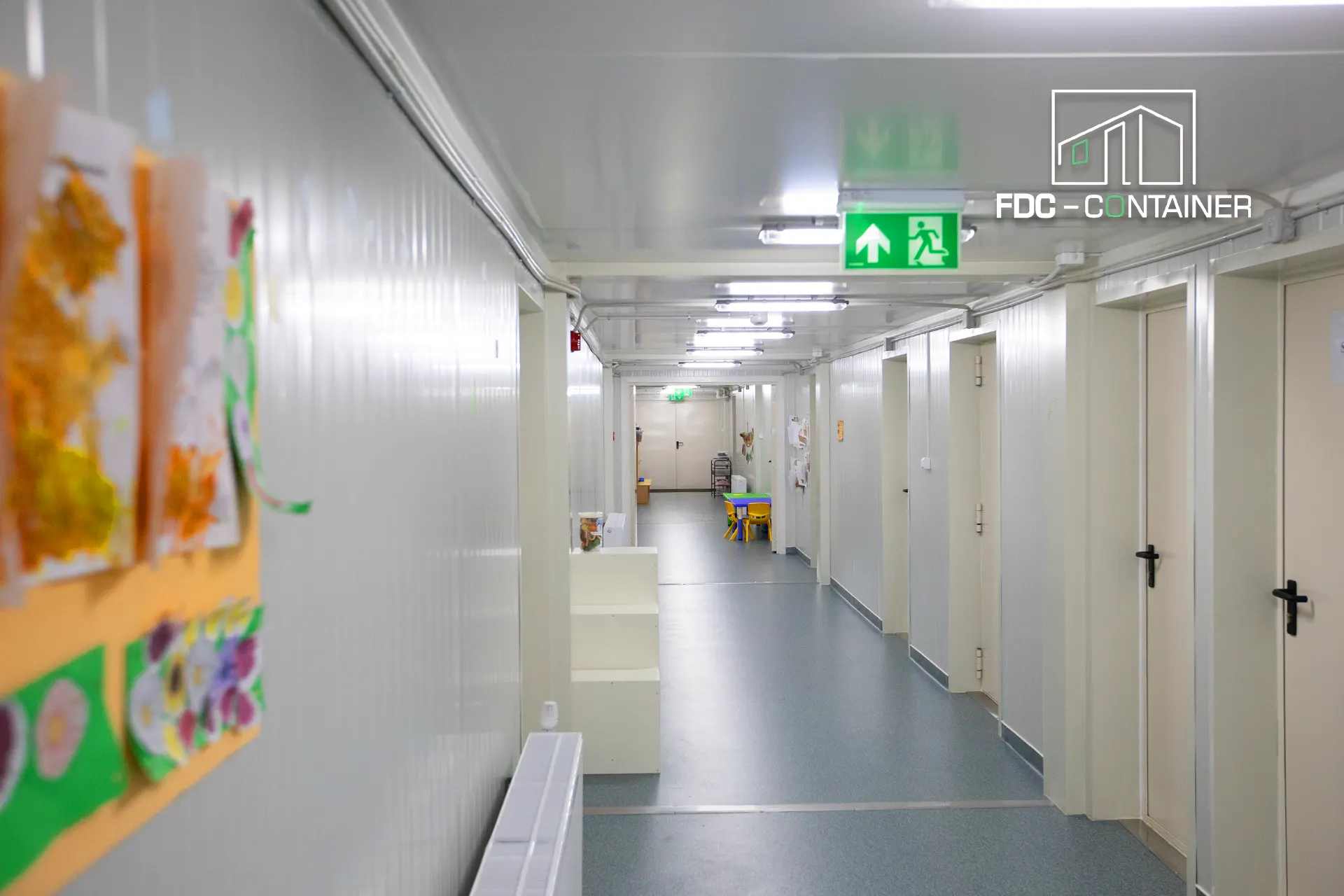 Innenflur einer aus Containern realisierten Cluster School mit Zugang zu mehreren Bildungsräumen - FDC Container