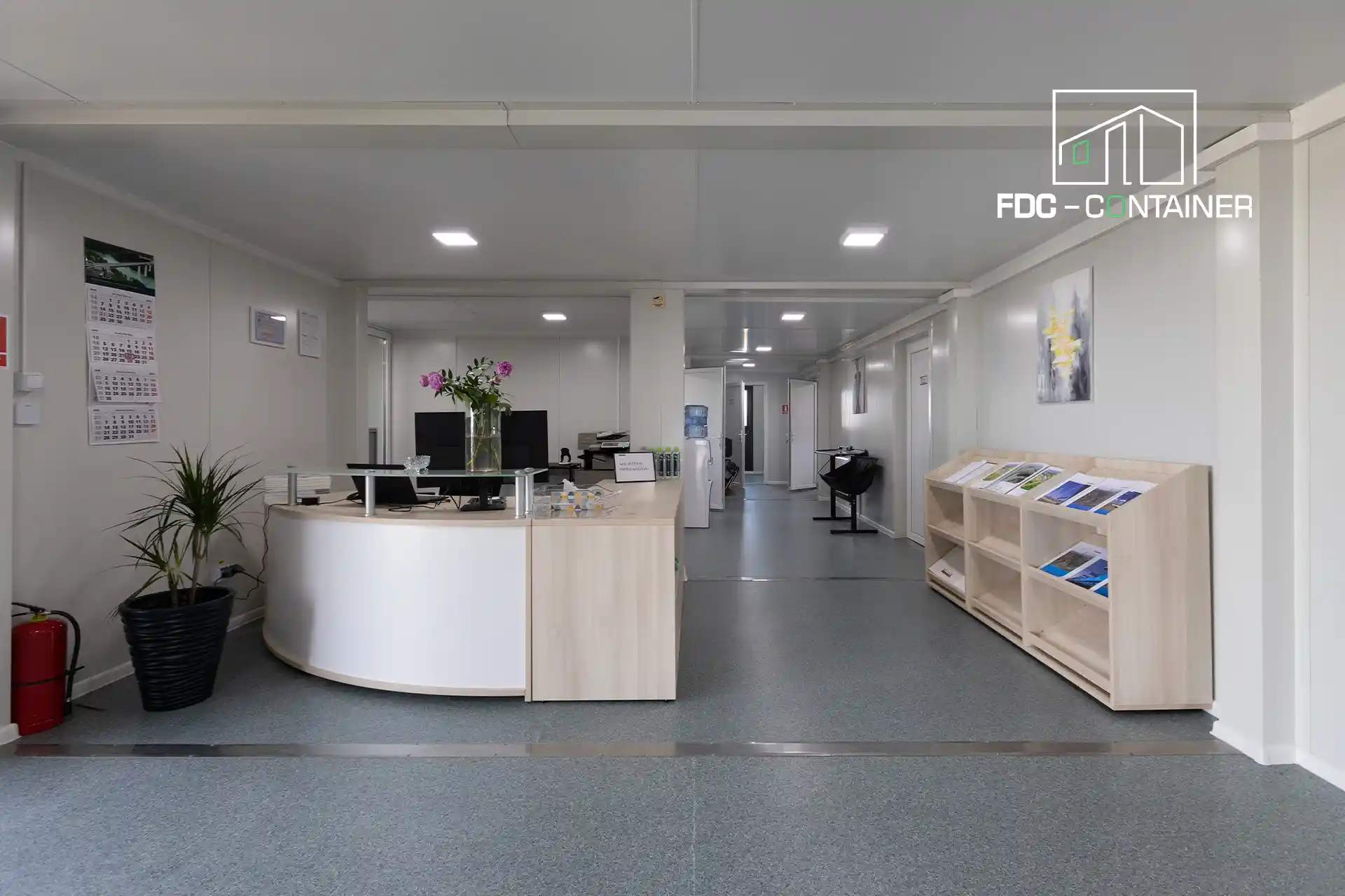Modularer Empfangsbereich mit LED-Beleuchtung und Bürobereich - FDC Container