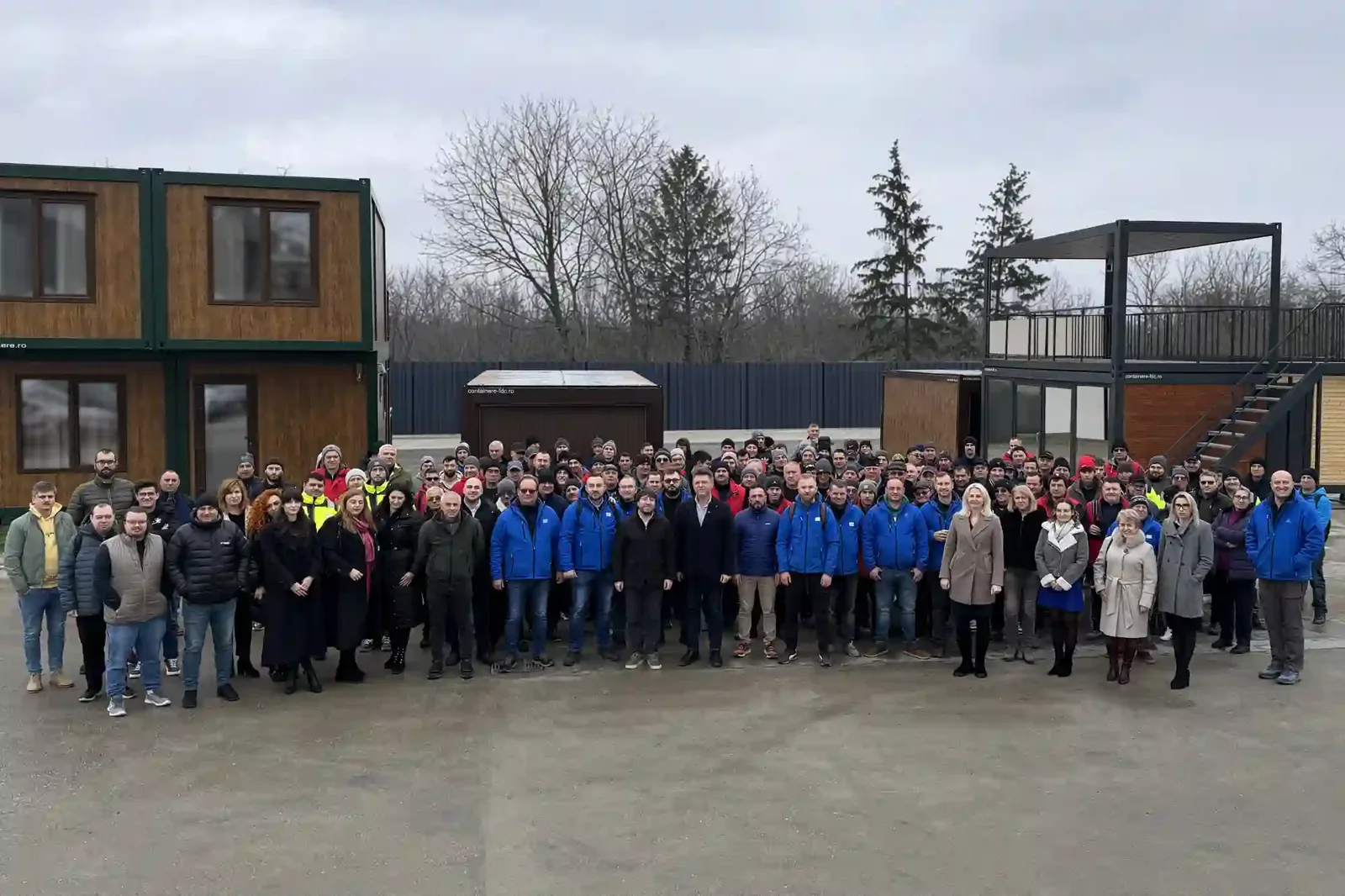 Das Team von FDC Container vor der Produktionshalle in Bacău, Rumänien