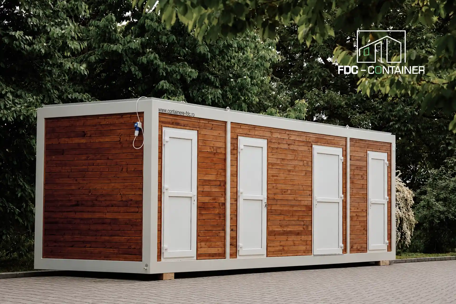 Toilettencontainer mit Außenverkleidung aus Holz und vier weißen Zugangstüren - FDC Container